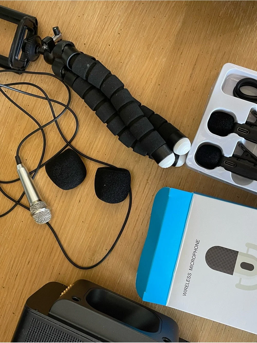 Mini microphone, wireless microphone, and mini tripod
